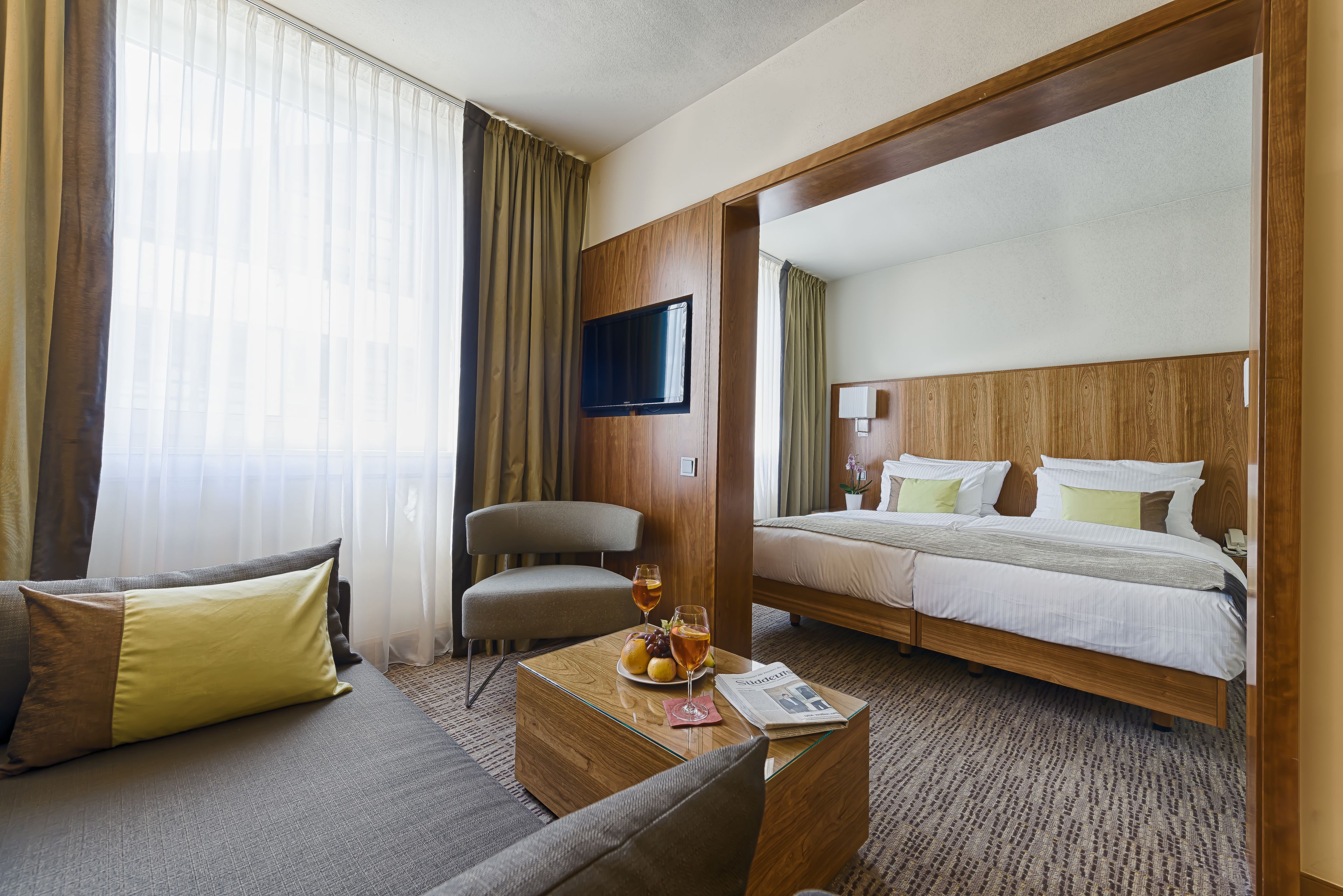 family room | 1 bedroom, hypo-allergenic bedding, in-room safe, desk