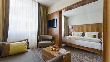 Family Room | Hypo-allergenic bedding, in-room safe, desk, blackout drapes