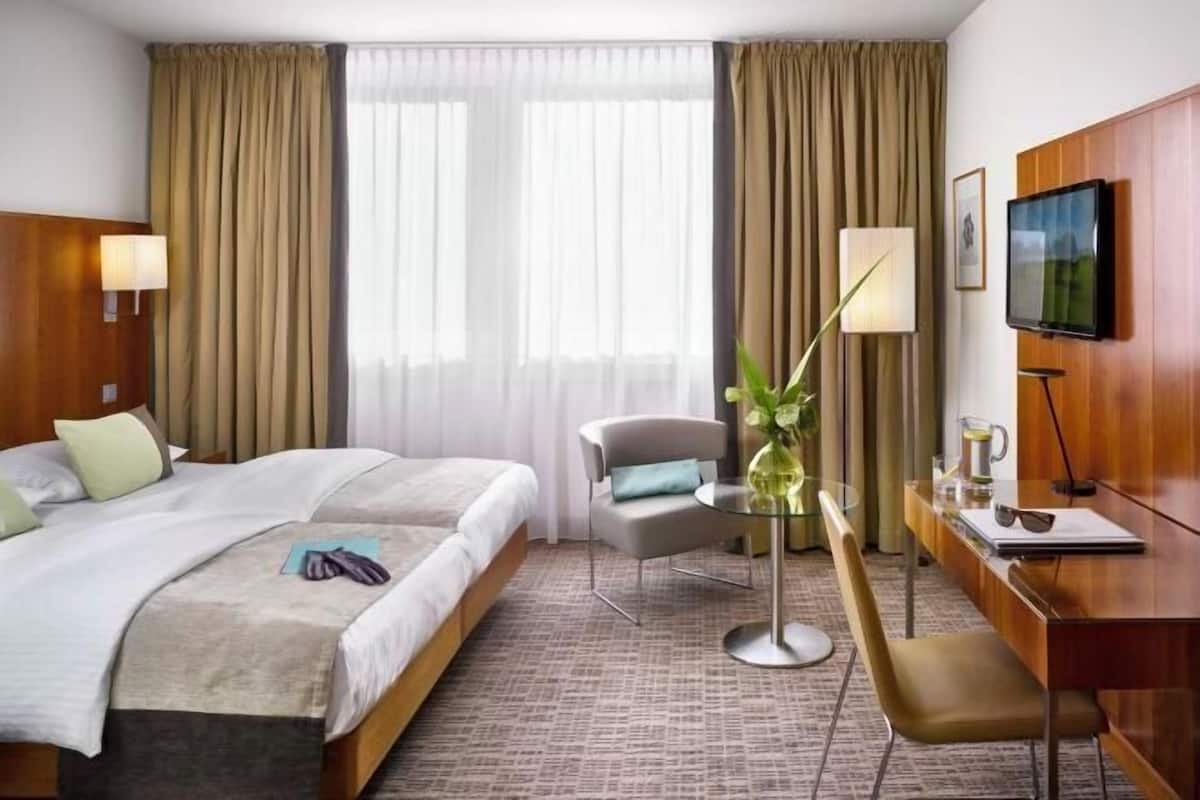 Literie hypoallergénique, coffres-forts dans les chambres, bureau