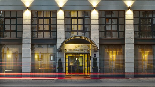 Fachada clásica de hotel, con amplias ventanas y una entrada destacada.