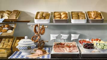 Desayuno buffet diario (EUR 16 por persona)