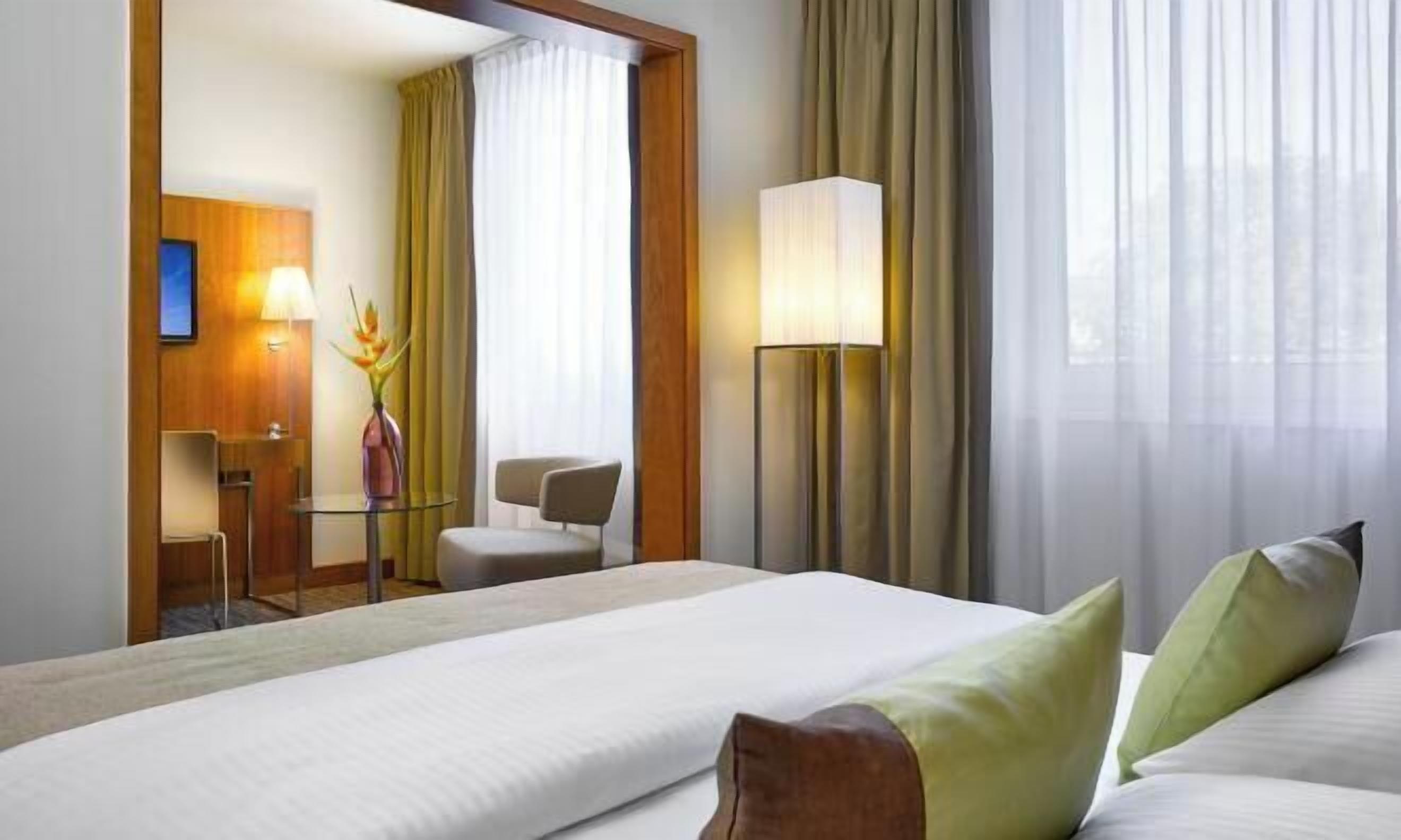 Literie hypoallergénique, coffres-forts dans les chambres, bureau