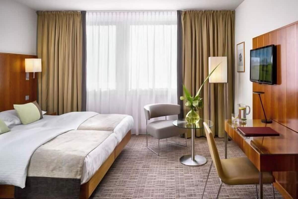 Literie hypoallergénique, coffres-forts dans les chambres, bureau