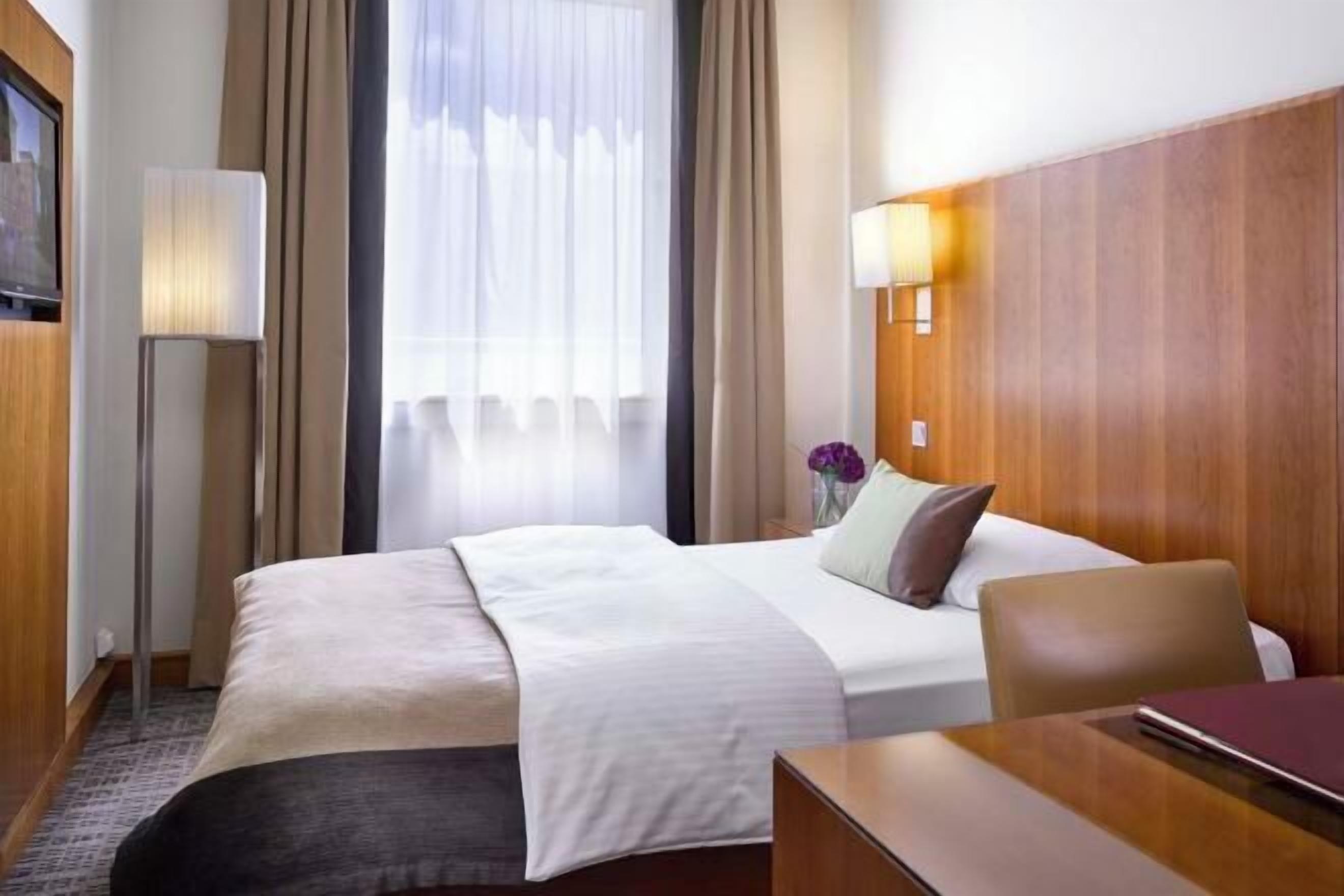 Literie hypoallergénique, coffres-forts dans les chambres, bureau