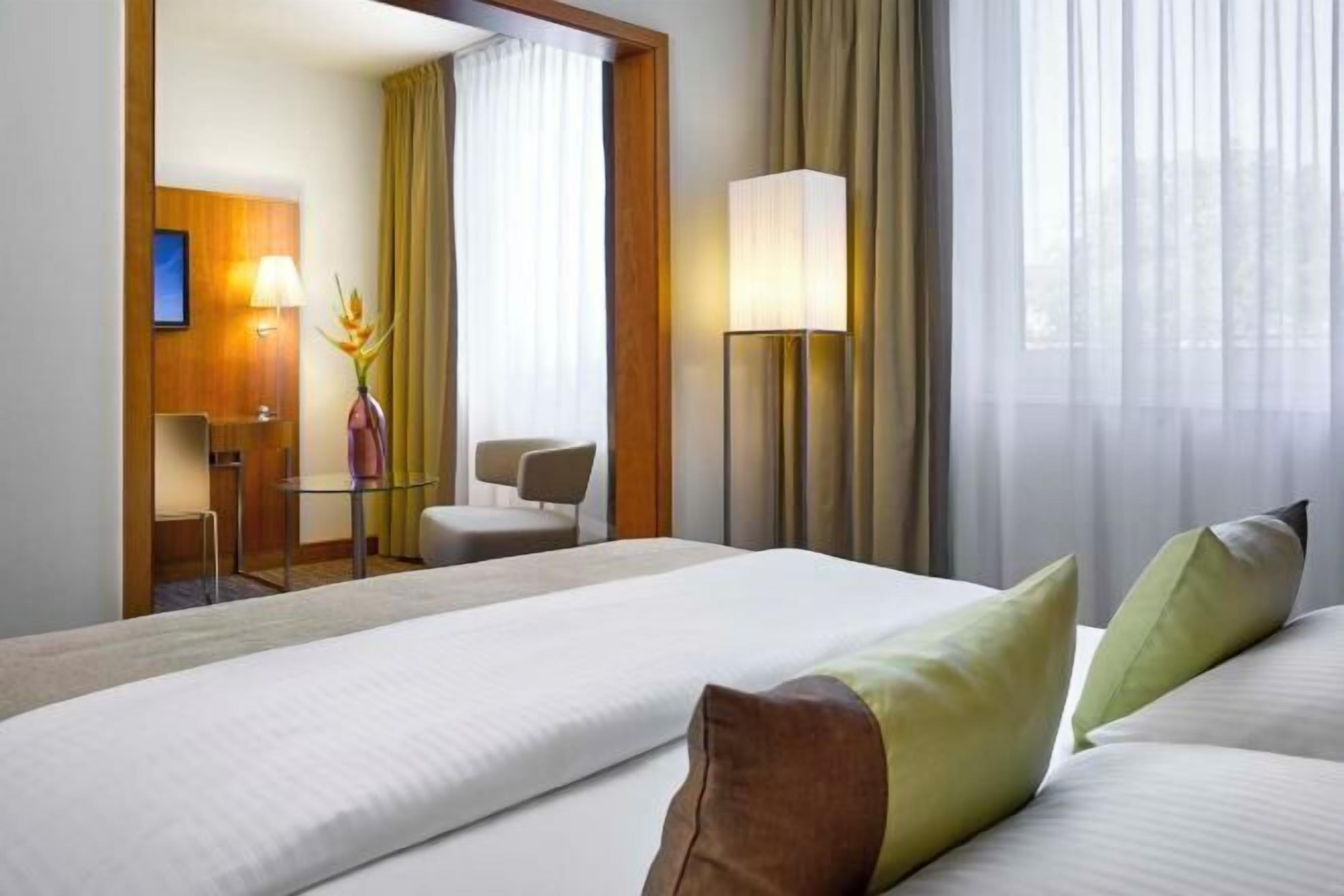 Literie hypoallergénique, coffres-forts dans les chambres, bureau