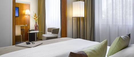 Hypo-allergenic bedding, in-room safe, desk, blackout drapes