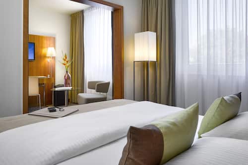 Hypo-allergenic bedding, in-room safe, desk, blackout drapes