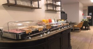 Daily to-go breakfast (EUR 9 per person)