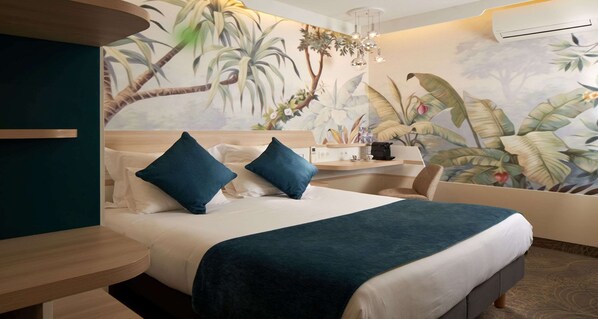 Desk, blackout drapes, soundproofing, iron/ironing board - Hotel Apolonia Paris Montmartre, Sure Hotel Collection by BW (Paris)