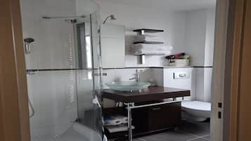 Een douche, milieuvriendelijk toiletgerief, een haardroger, handdoeken