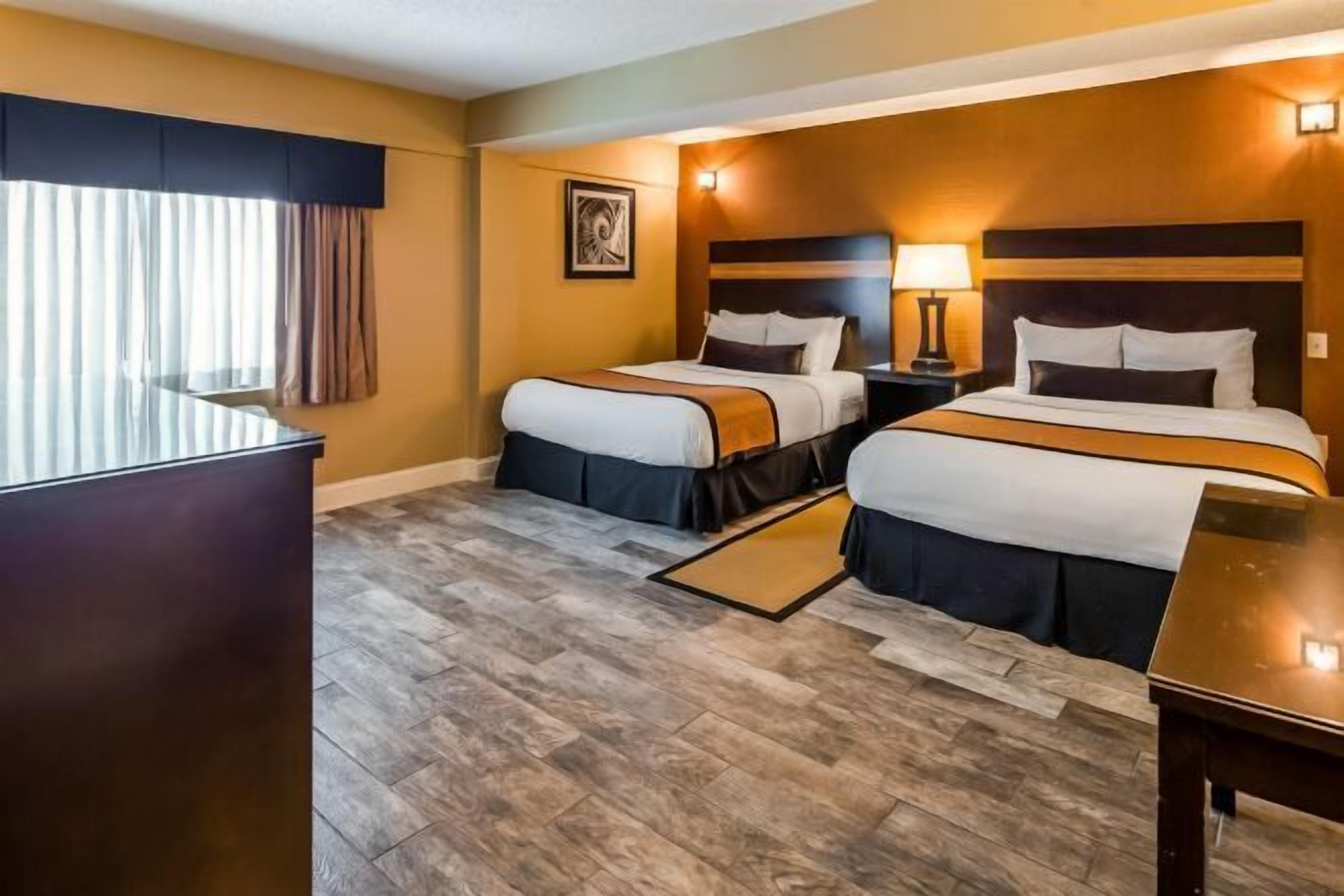 객실 내 금고, 책상, 노트북 작업 공간, 암막 커튼