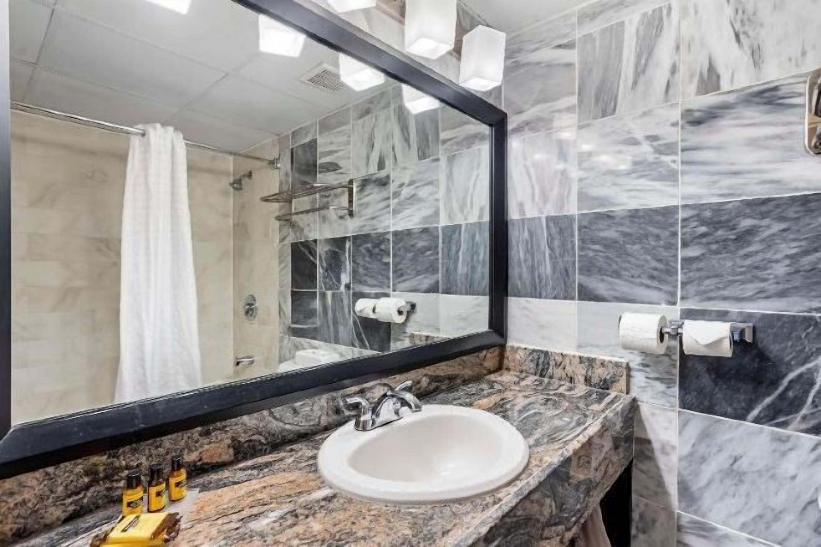 Bad | Kombinert dusj/badekar, toalettartikler (inkludert) og hårføner