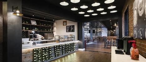 Petit déjeuner buffet servi tous les jours en supplément