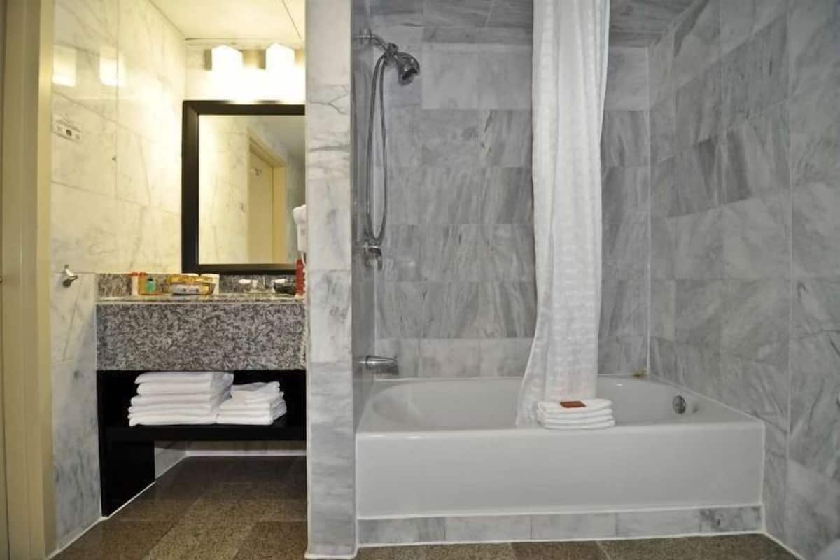 Salle de bain | Ensemble douche/baignoire, articles de toilette gratuits, sèche-cheveux