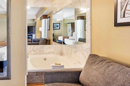 Caja de seguridad en la habitación y escritorio