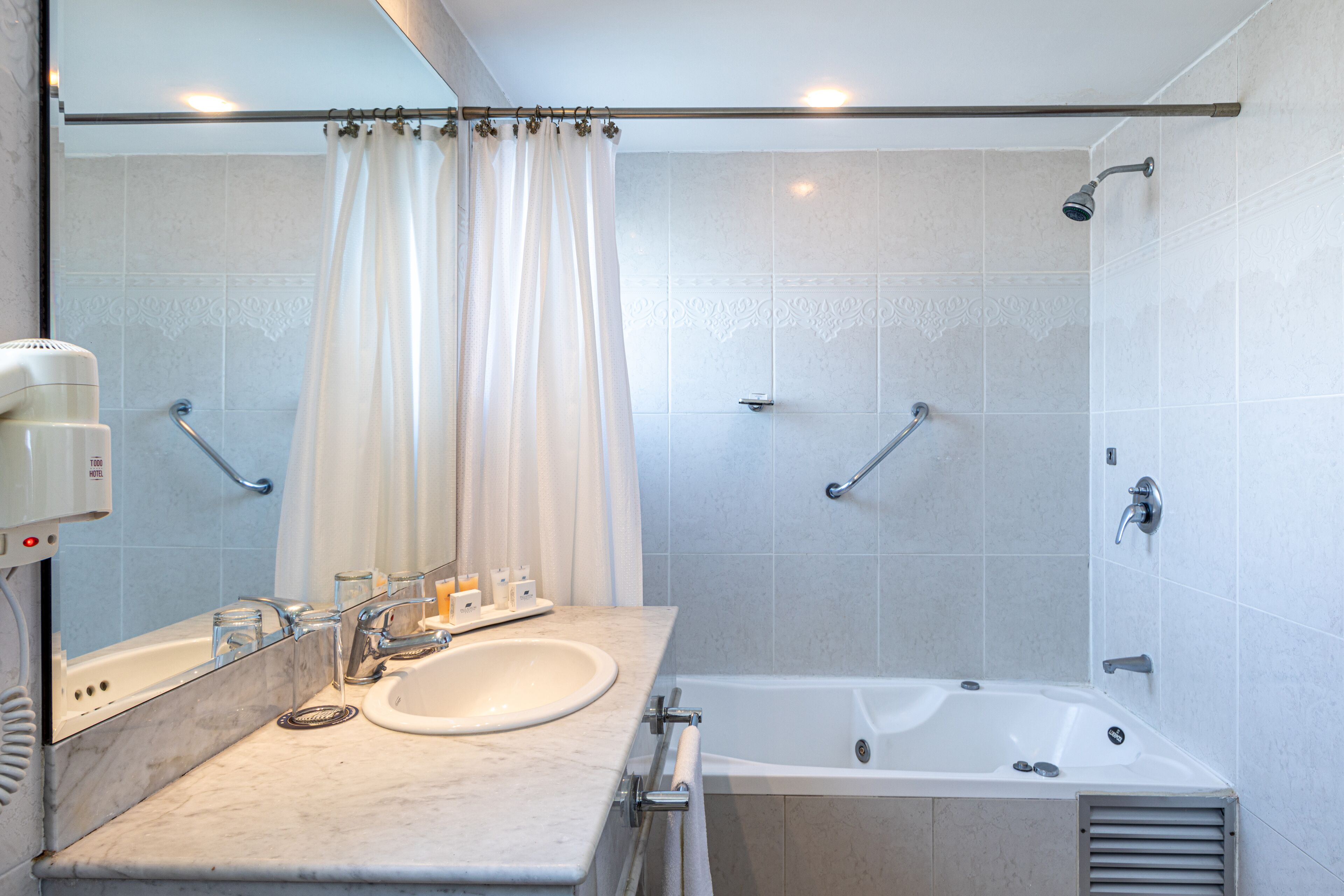 suite, 1 king bed, corner | bathroom | combined shower/bathtub, rainfall showerhead, free toiletries