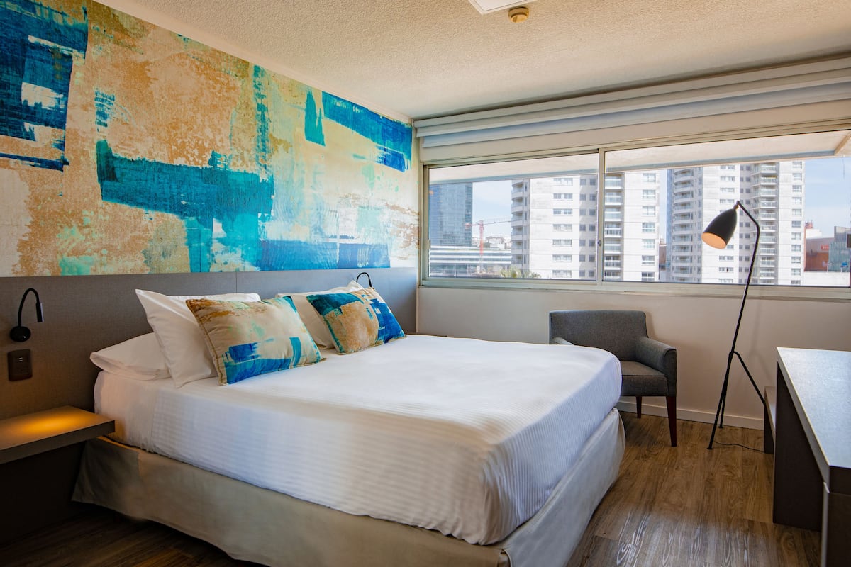 Standard Room, 1 Queen Bed | Minibar, in-room safe, desk, iron/ironing board
