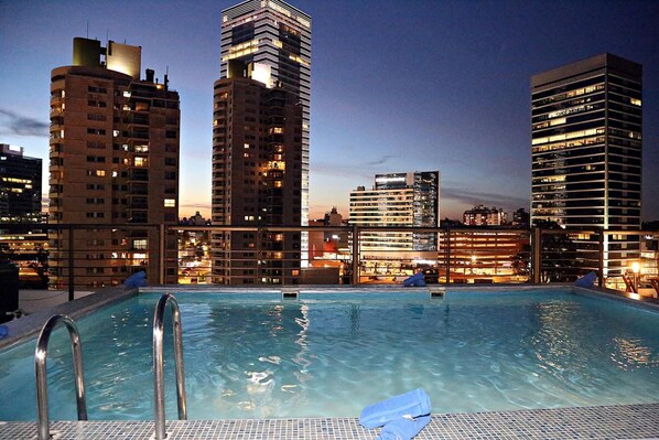 Una piscina al aire libre de temporada