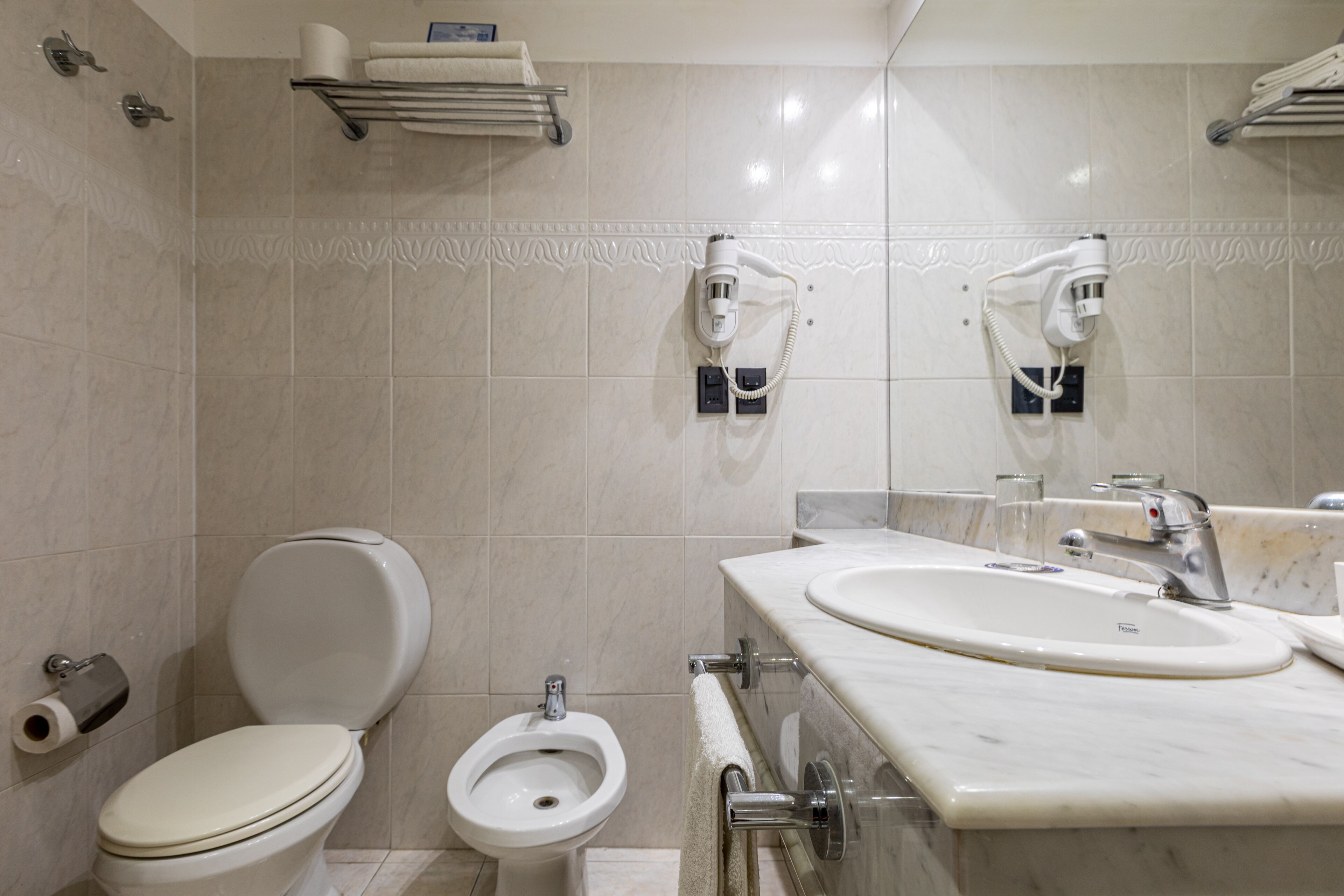 superior room, 1 king bed | bathroom | combined shower/bathtub, rainfall showerhead, free toiletries
