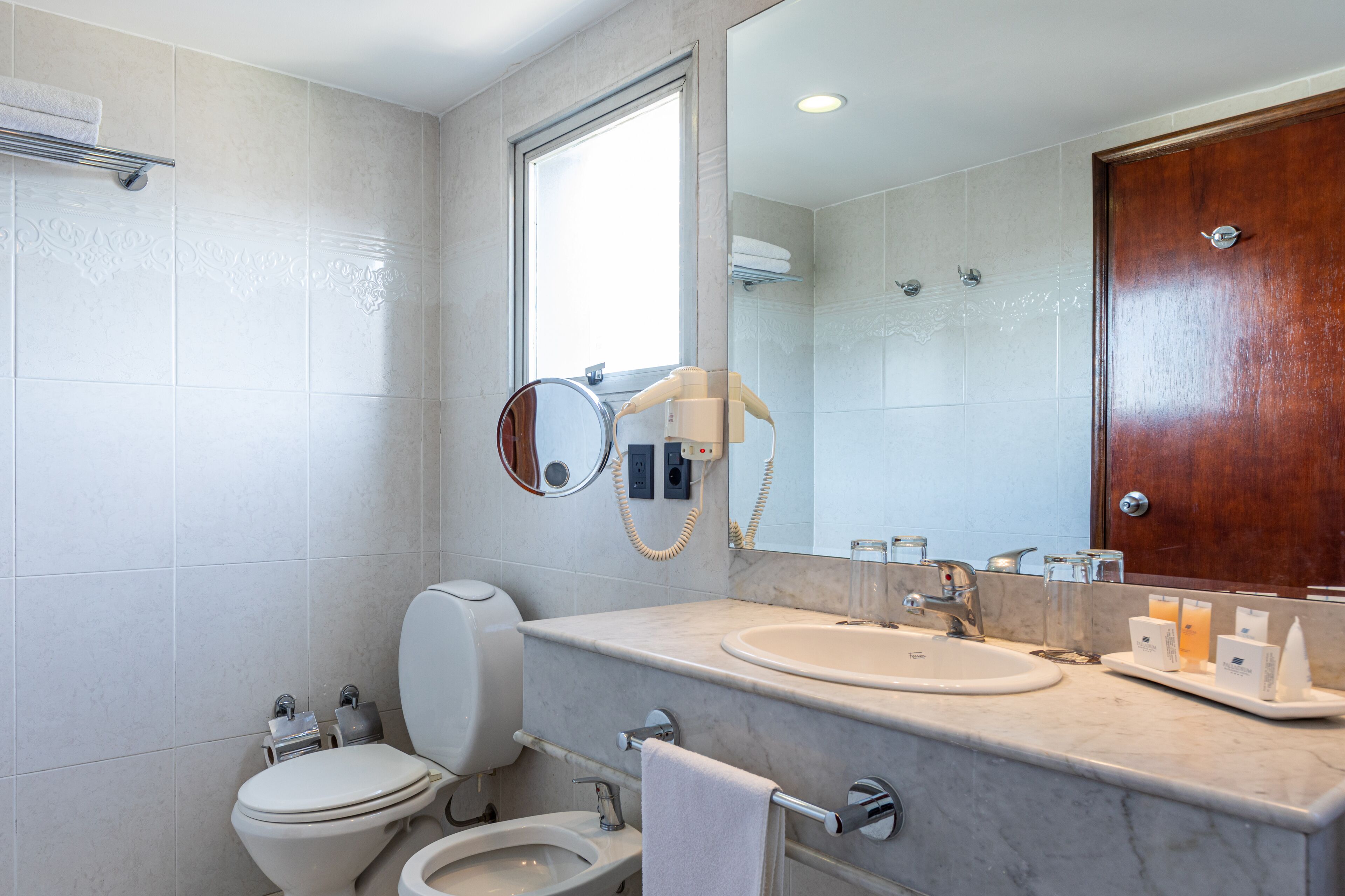 standard room, 1 queen bed | bathroom | combined shower/bathtub, rainfall showerhead, free toiletries