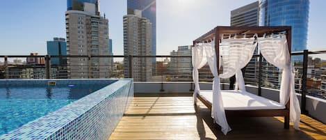 Kauden mukainen ulkouima-allas