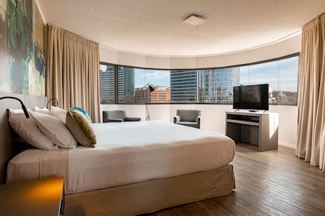 Suite, 1 King Bed, Corner | Minibar, in-room safe, desk, iron/ironing board