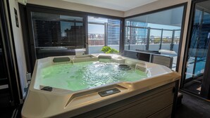 A modern hot tub with a control panel, large windows, and a view of the cityscape. - Palladium Business Hotel (Montevideo)