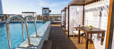 Una piscina al aire libre de temporada