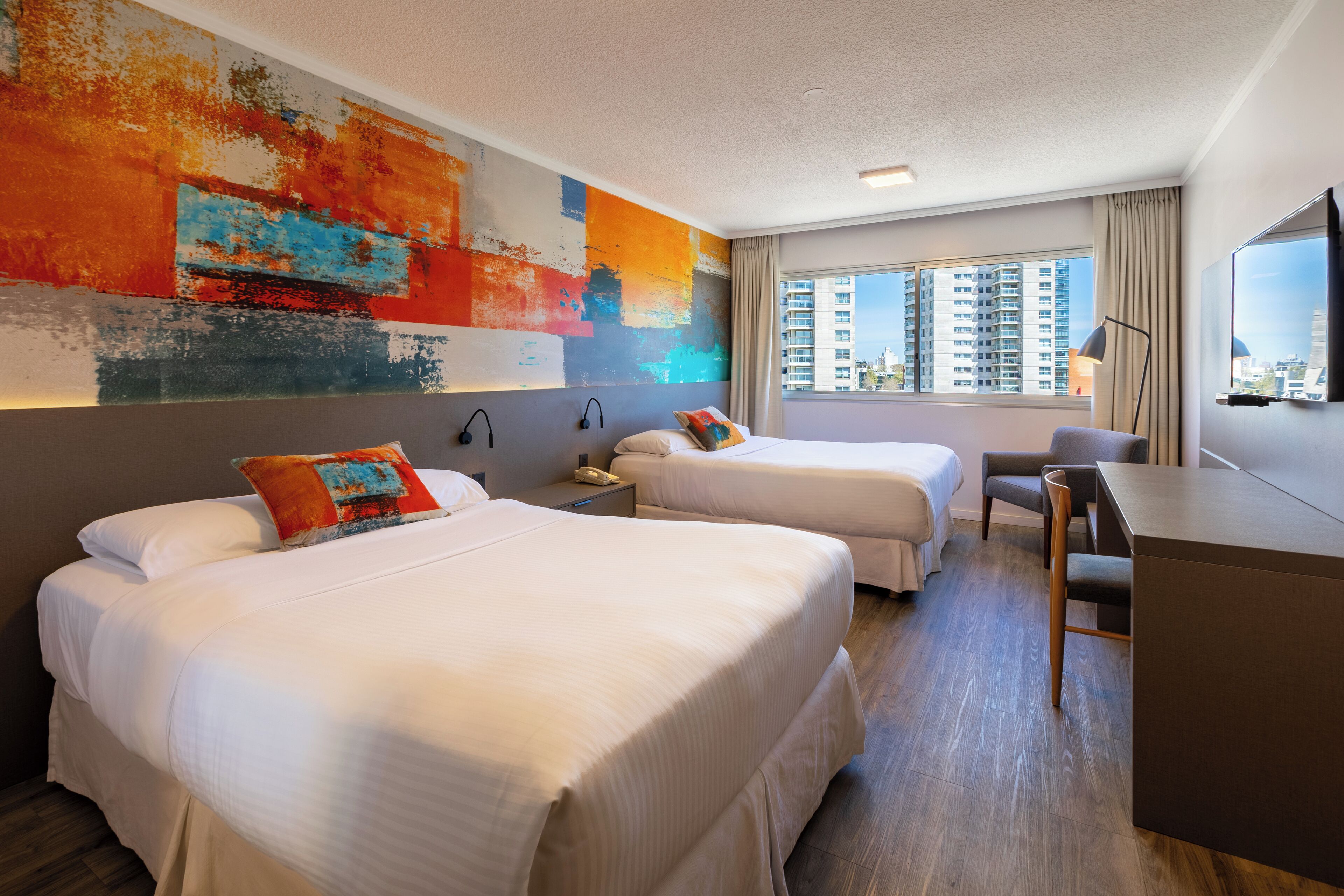 Habitació estàndard, 2 llits dobles | Minibar, caixa forta a l'habitació i escriptori 