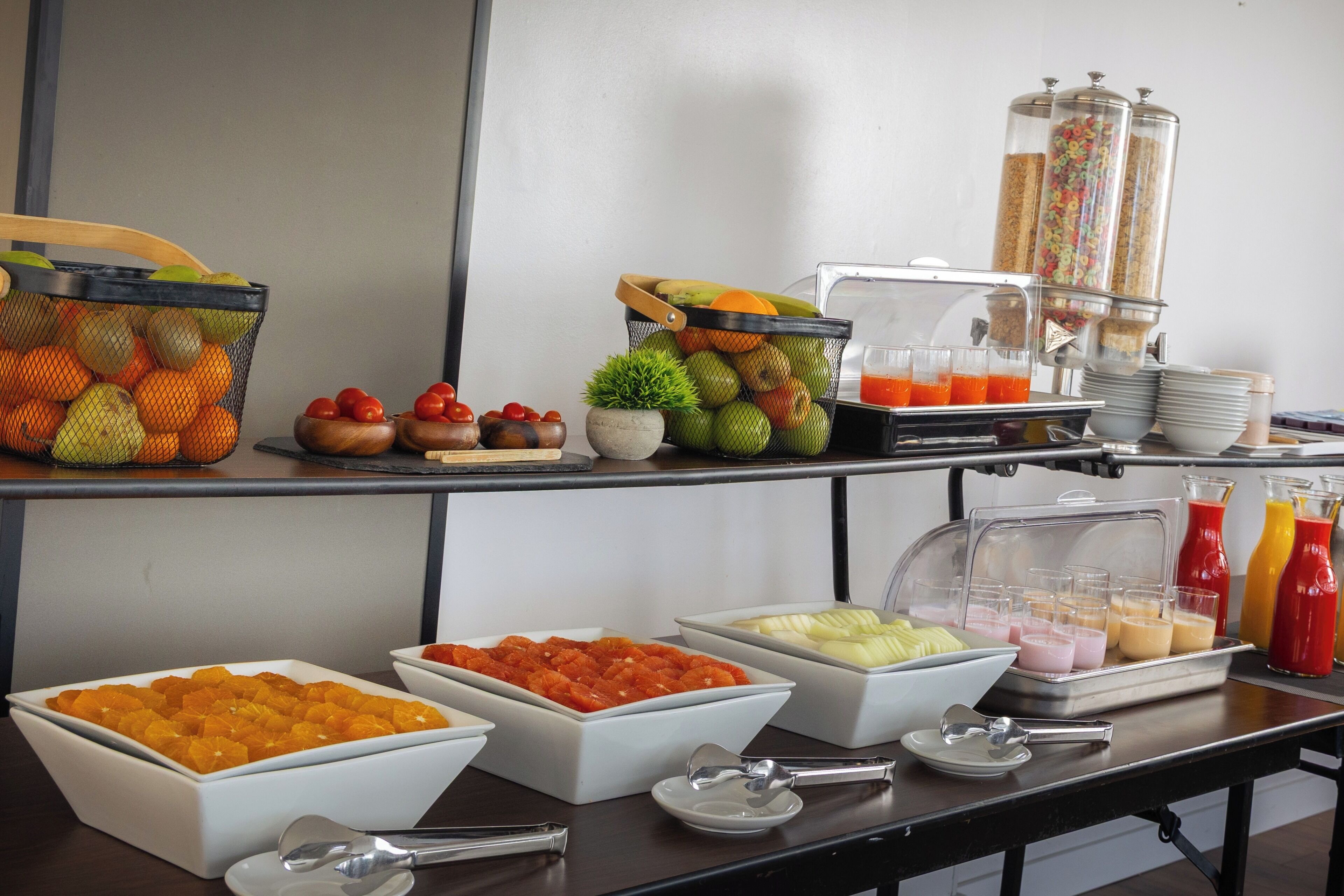 Une table de buffet proposant une variété de plats et de boissons.