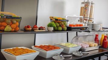 Une table de buffet proposant une variété de plats et de boissons.
