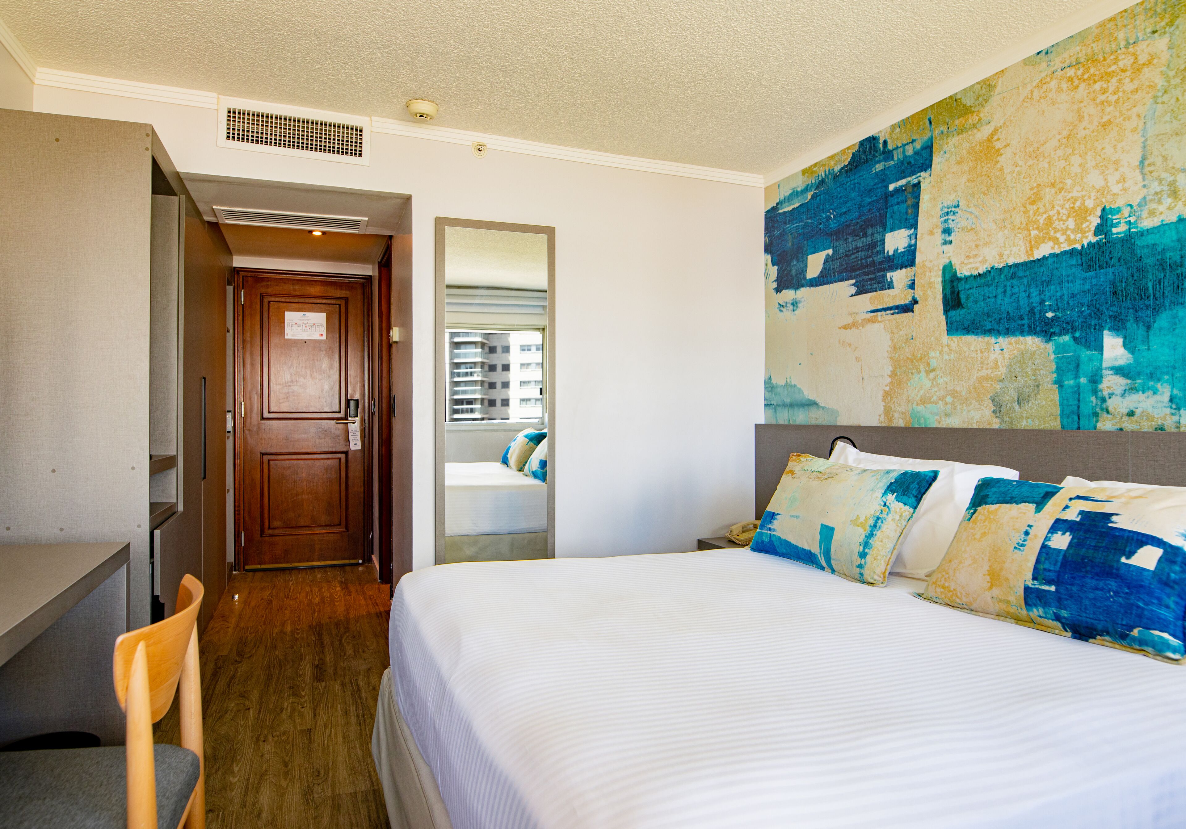 standard room, 1 queen bed | minibar, in-room safe, desk, iron/ironing board