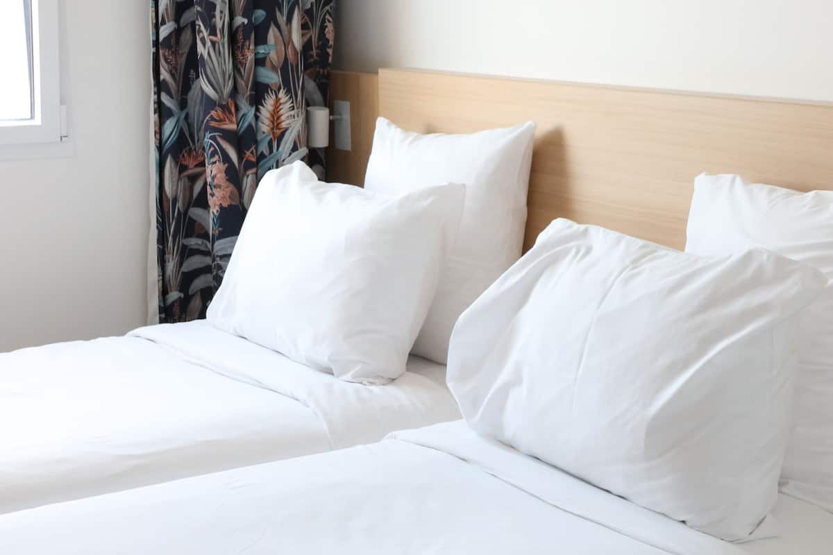 Chambre (Chambre lit jumeaux twin) | Literie hypoallergénique, lit avec matelas Select Comfort, coffre-fort