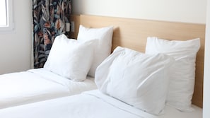 Chambre lit jumeaux twin | Hypo-allergenic bedding, Select Comfort beds, in-room safe