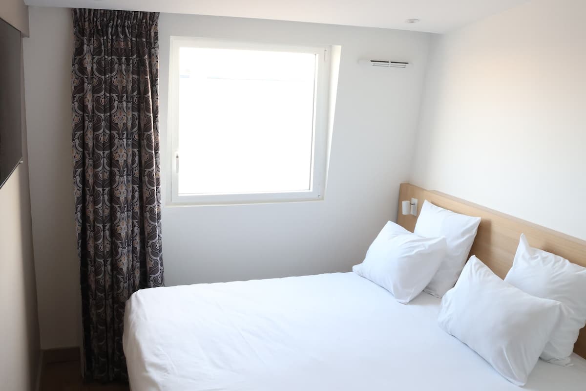 Doppelzimmer (Chambre double) | Allergikerbettwaren, Select-Comfort-Betten, Zimmersafe