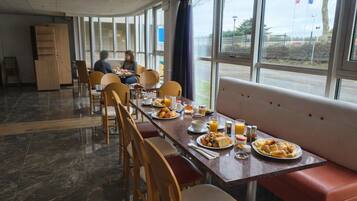 Petit déjeuner buffet (14 EUR par personne)