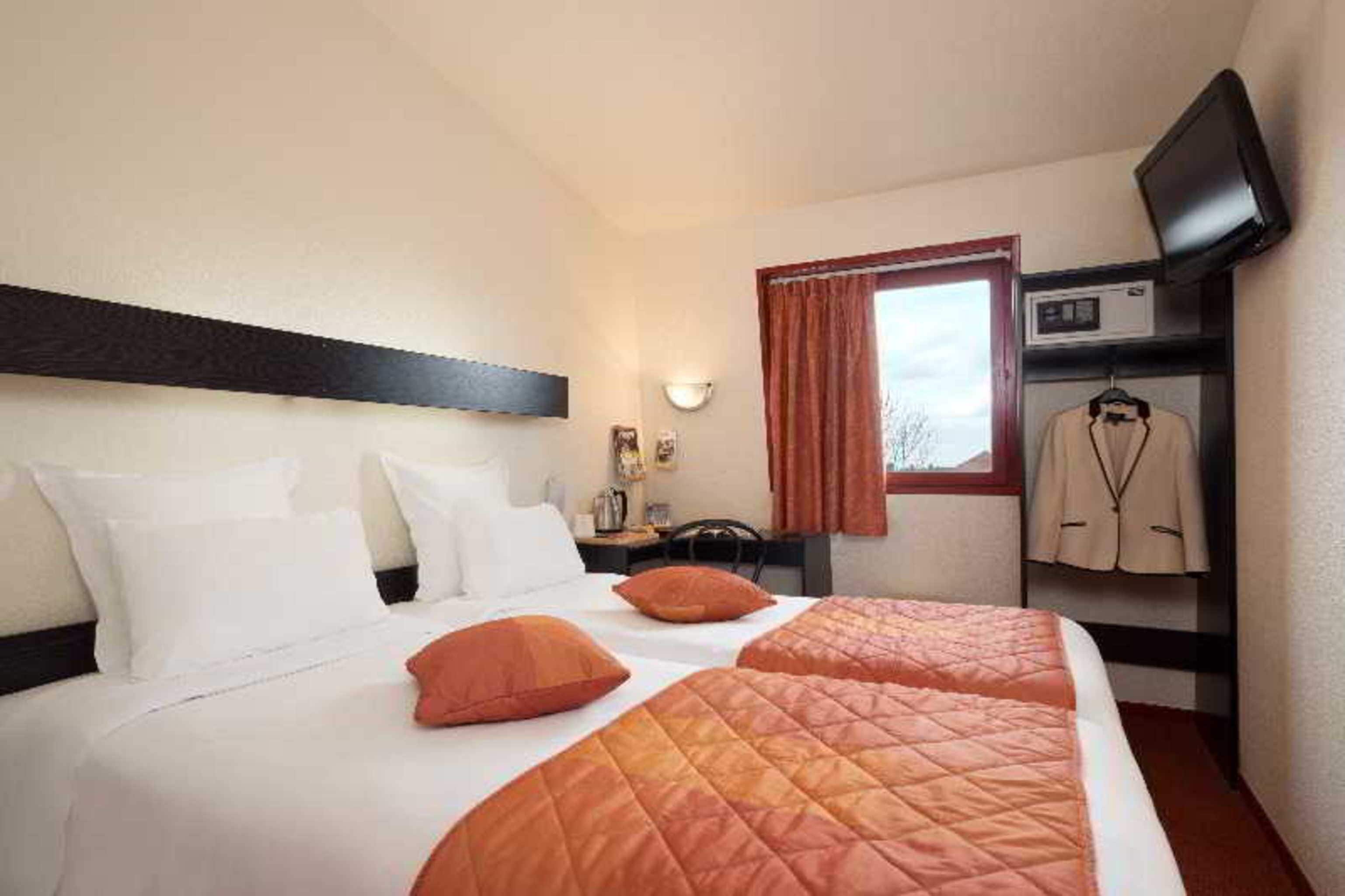 Hypo-allergenic bedding, Select Comfort beds, in-room safe
