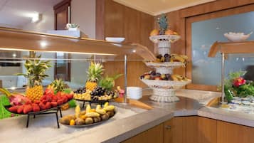 Dagelijks ontbijtbuffet (EUR 11.9 per persoon)