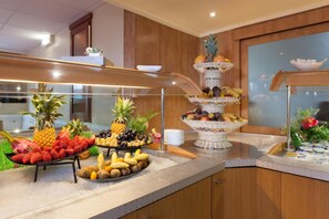 Desayuno buffet diario (EUR 14 por persona)