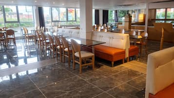 Dagelijks ontbijtbuffet (EUR 14 per persoon)