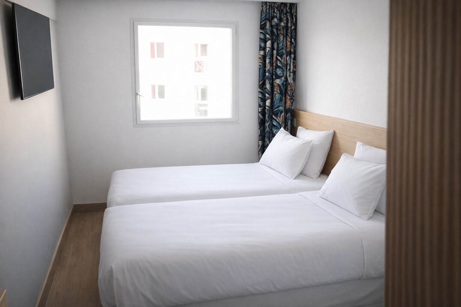 Kamer (Chambre lit jumeaux twin) | Hypoallergeen beddengoed, Select Comfort-bedden, een kluis op de kamer