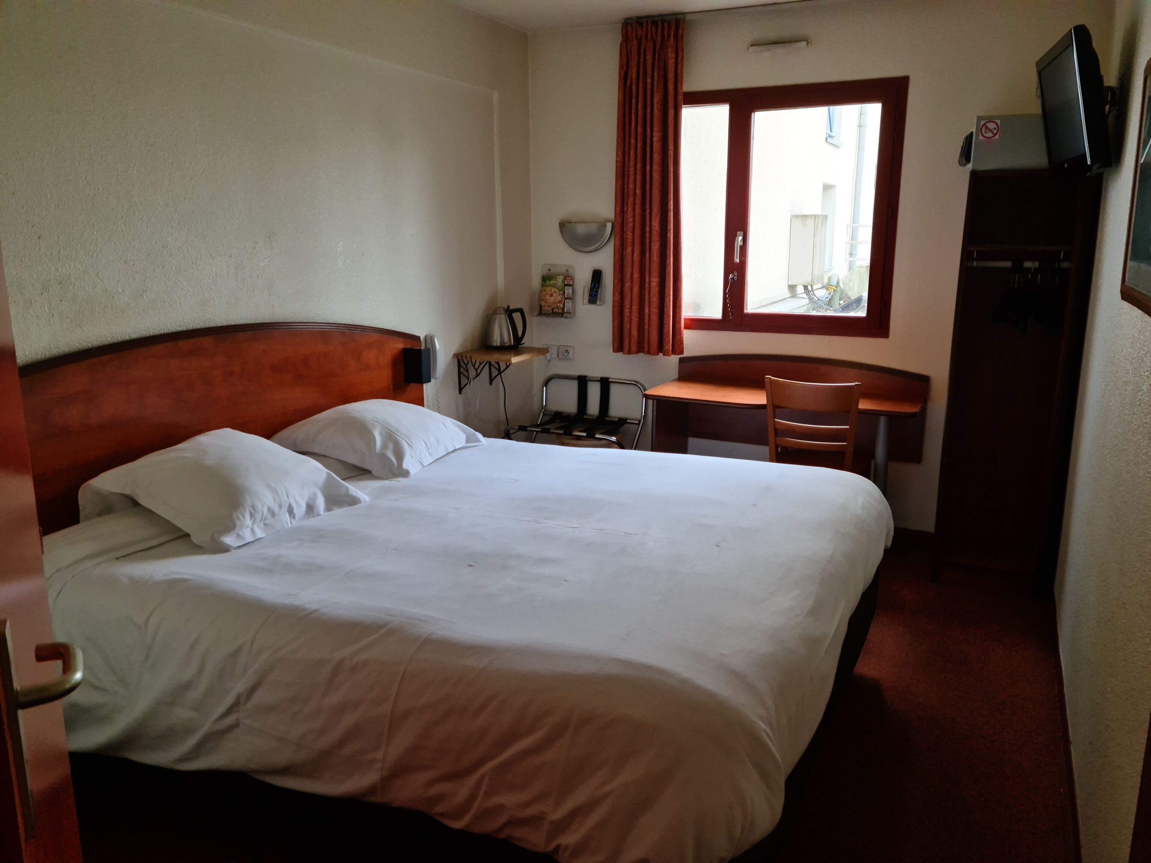 Hypo-allergenic bedding, Select Comfort beds, in-room safe