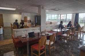 Lobby sitting area - Geographotel Paris - Roissy CDG Airport (Le Mesnil-Amelot)