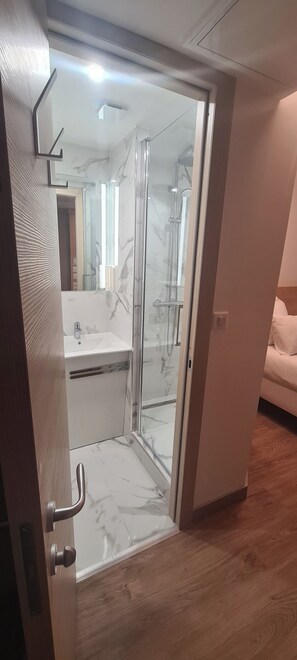 Habitación doble (Chambre double) | Baño | Artículos de higiene personal gratuitos, secador de pelo y toallas