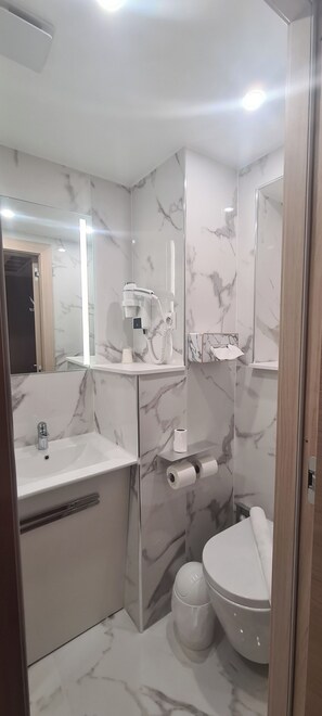 Artículos de tocador gratuitos, secador de pelo, toallas, jabón