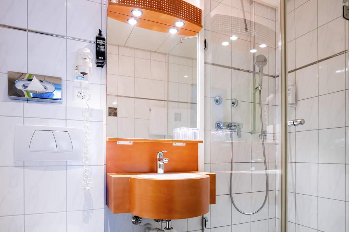 Coffre-fort, bureau, accĂšs au Wi-Fi (inclus), literie fournie