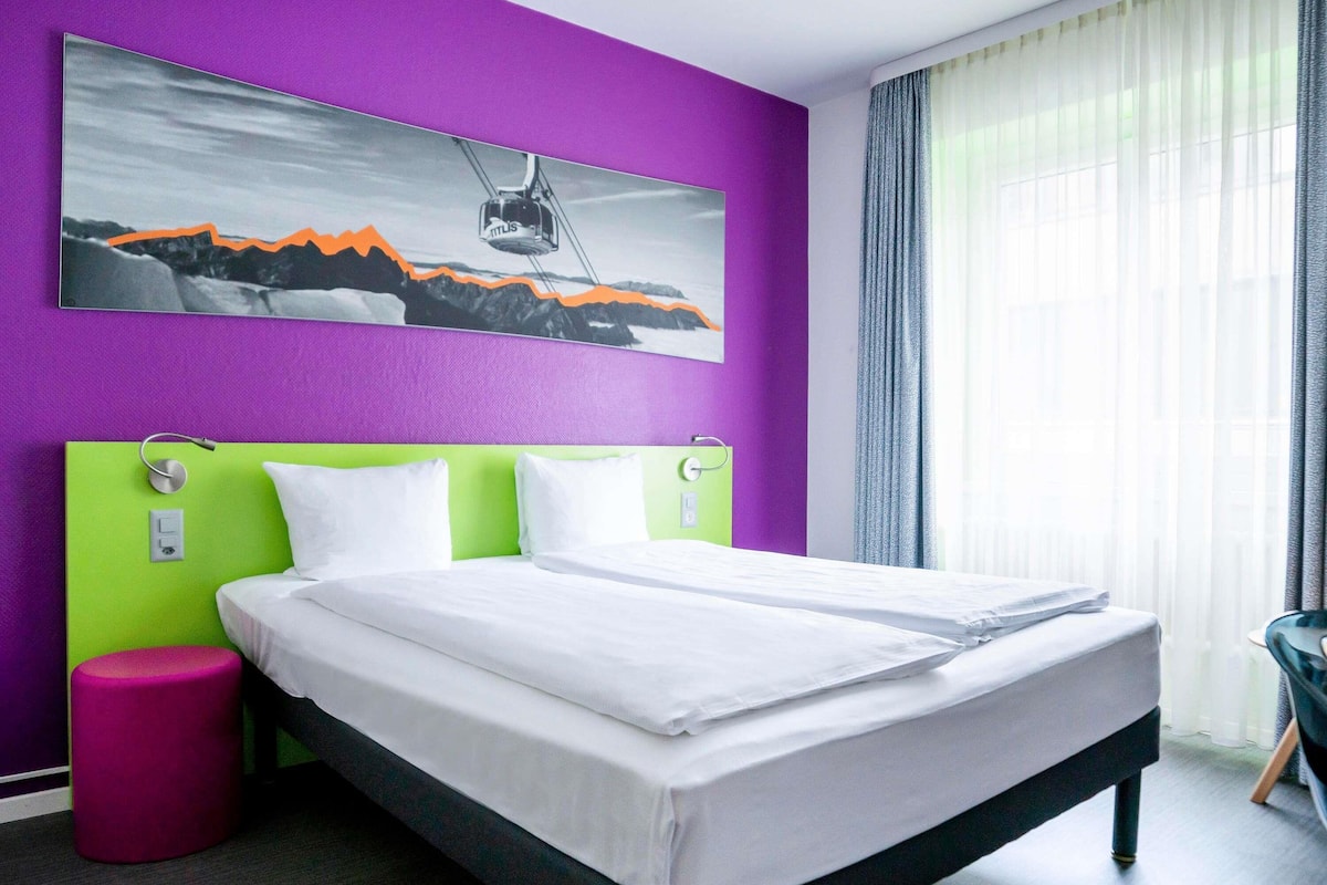 Standardrum - 1 kingsize-säng | Värdeförvaringsskåp på rummet, skrivbord, gratis wi-fi och sängkläder