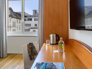 In-room safe, desk, free WiFi, bed sheets - ibis Styles Luzern (Lucerne)