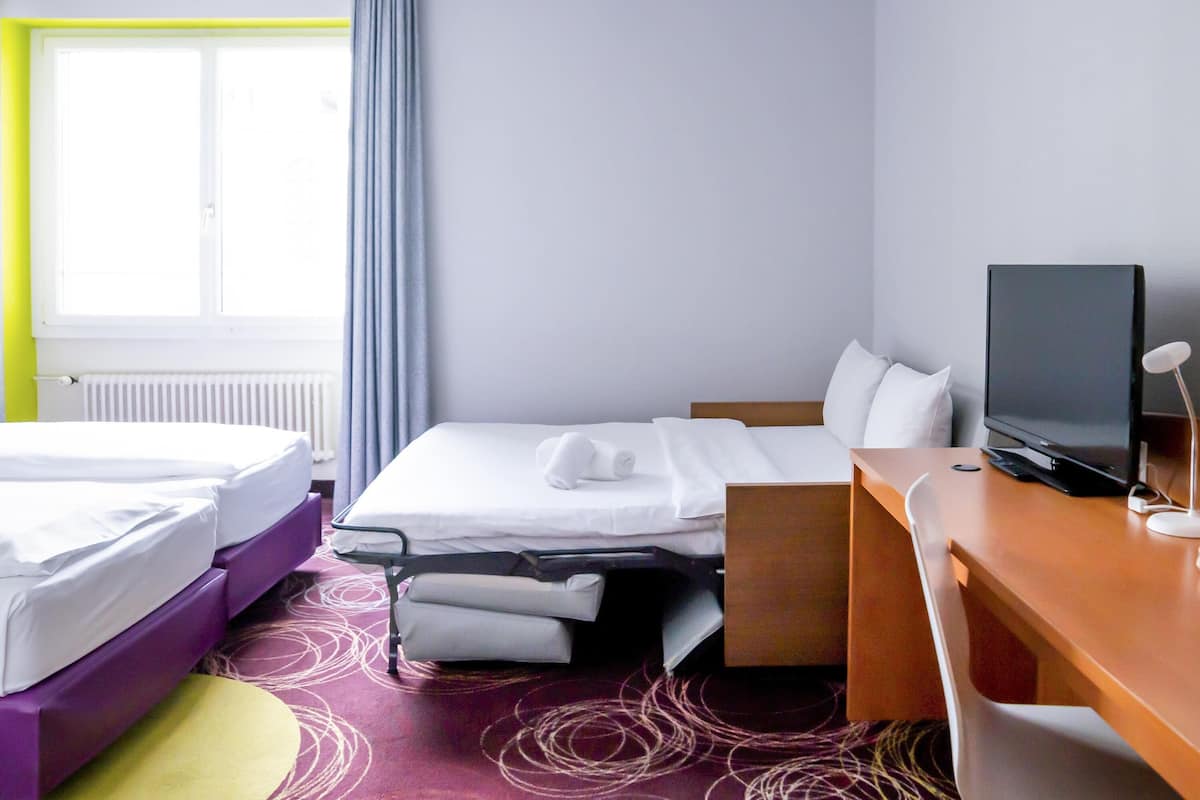 Chambre Standard | Coffre-fort, bureau, accĂšs au Wi-Fi (inclus), literie fournie