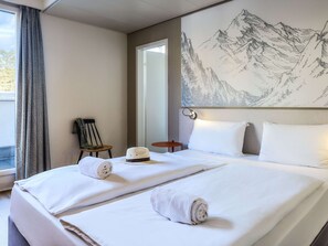 Standard Room, 1 King Bed | 1 bedroom, in-room safe, desk, free WiFi
